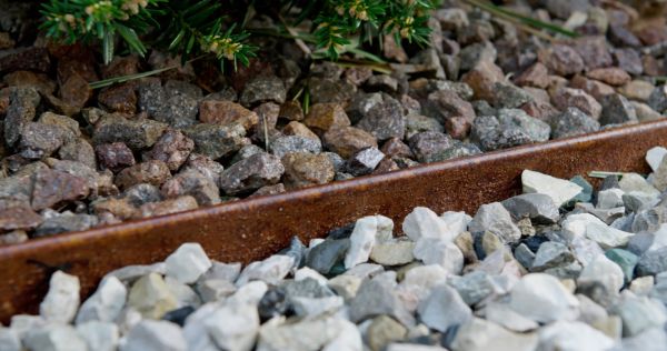 Bordura in acciaio CORTEN con picchetti integrati - 100 cm